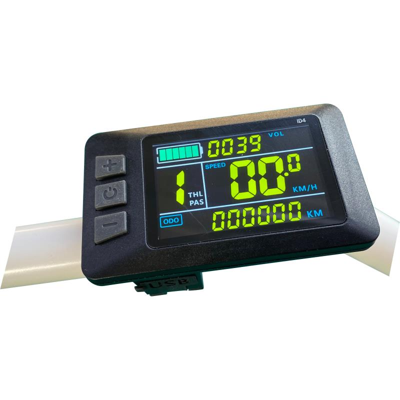 צג דיגיטלי שמאלי עם כניסת USB לטעינת סלולרי בזמן נסיעה